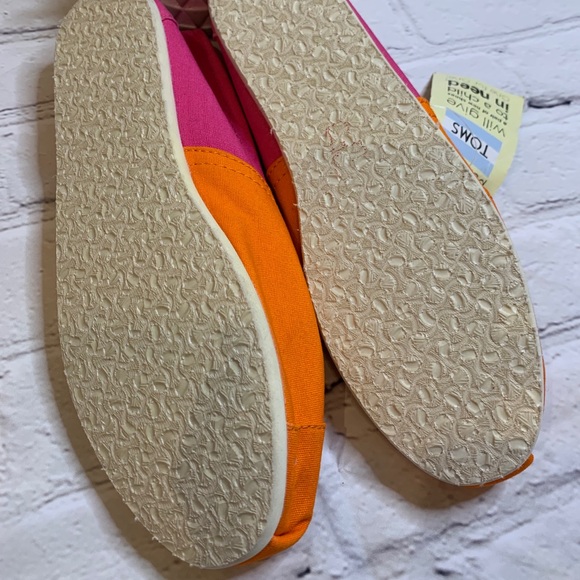*SOLD* TOMS slip on shoes NWT - Picture 7 of 8
